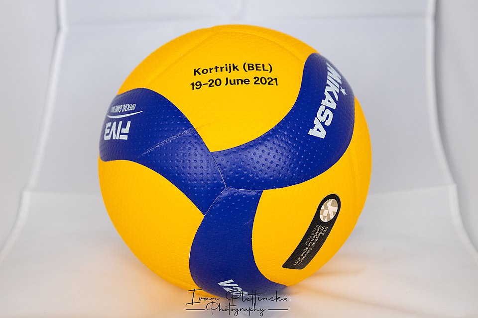 Balón Mikasa V200W amarillo y azul en estudio