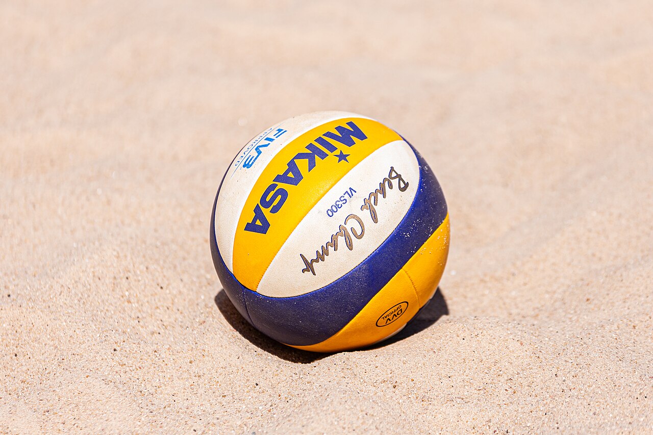 Balón Mikasa VLS300 sobre la arena